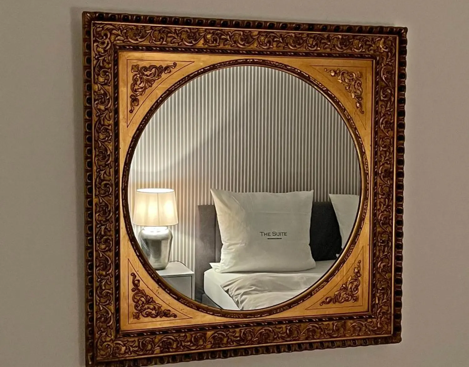 THE SUITE – Winterberg Deluxe, ronde spiegel met vierkante lijst aan de muur
