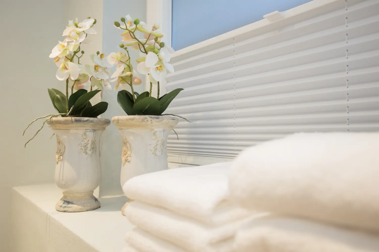 THE SUITE – Winterberg Deluxe, handdoeken en bloemenvaas bij het raam