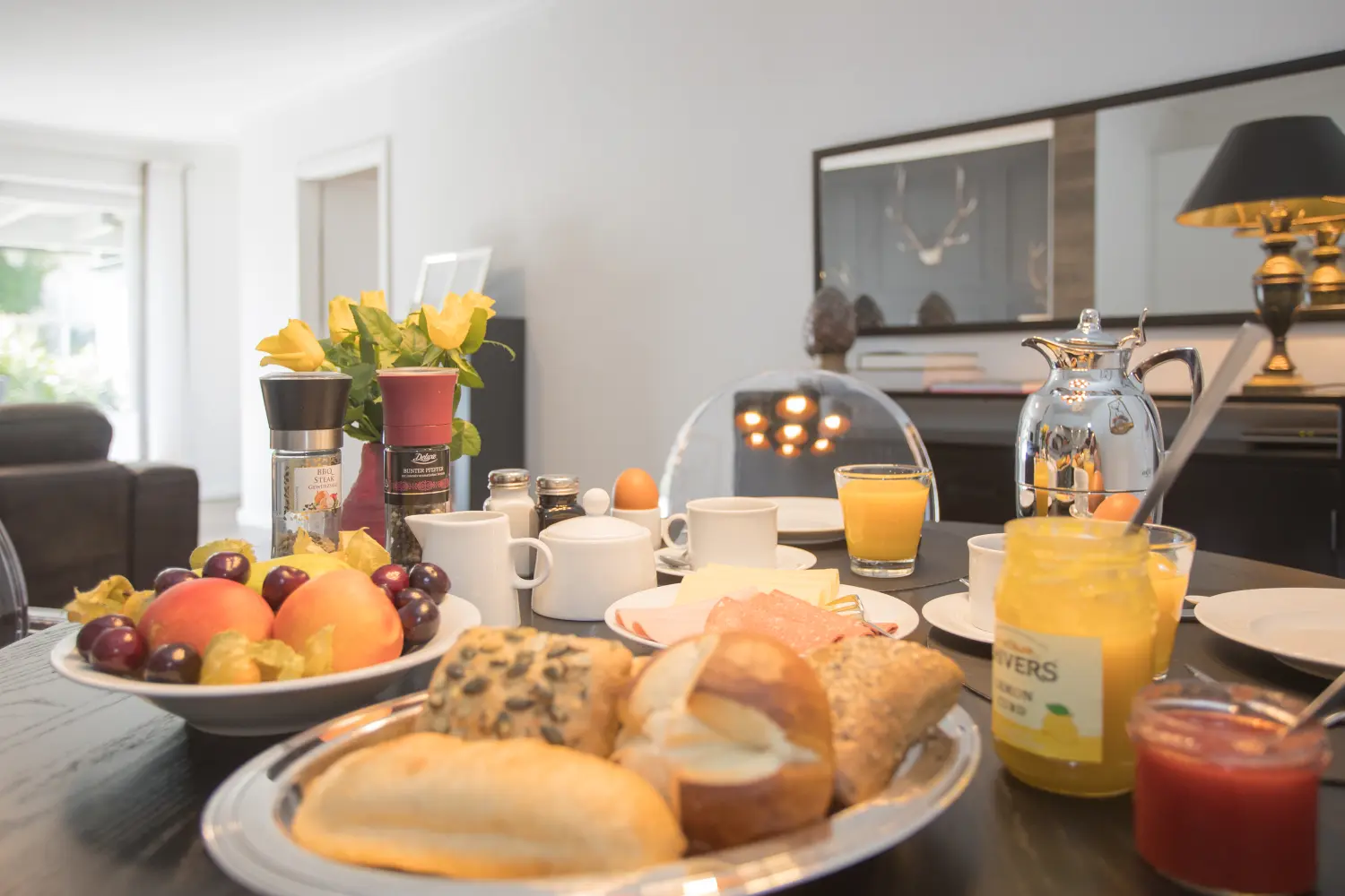 DE SUITE – Winterberg Deluxe, ontbijtservies op de eettafel