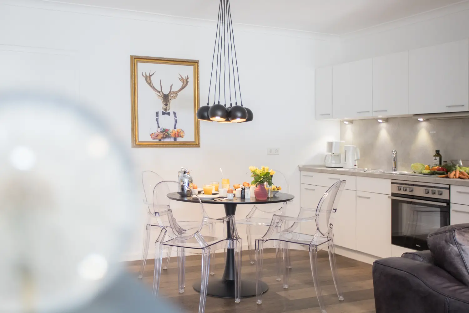DE SUITE – Winterberg Deluxe, eettafel voor 4 personen. Ontbijtset op de eettafel