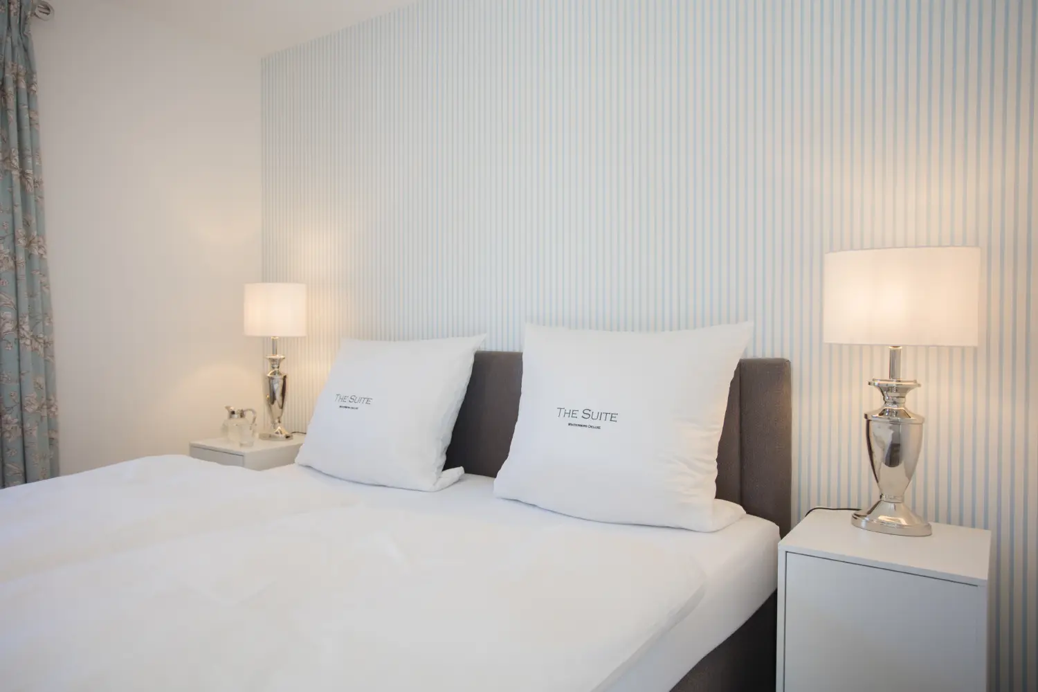 DE SUITE – Winterberg Deluxe, slaapkamer met wit beddengoed