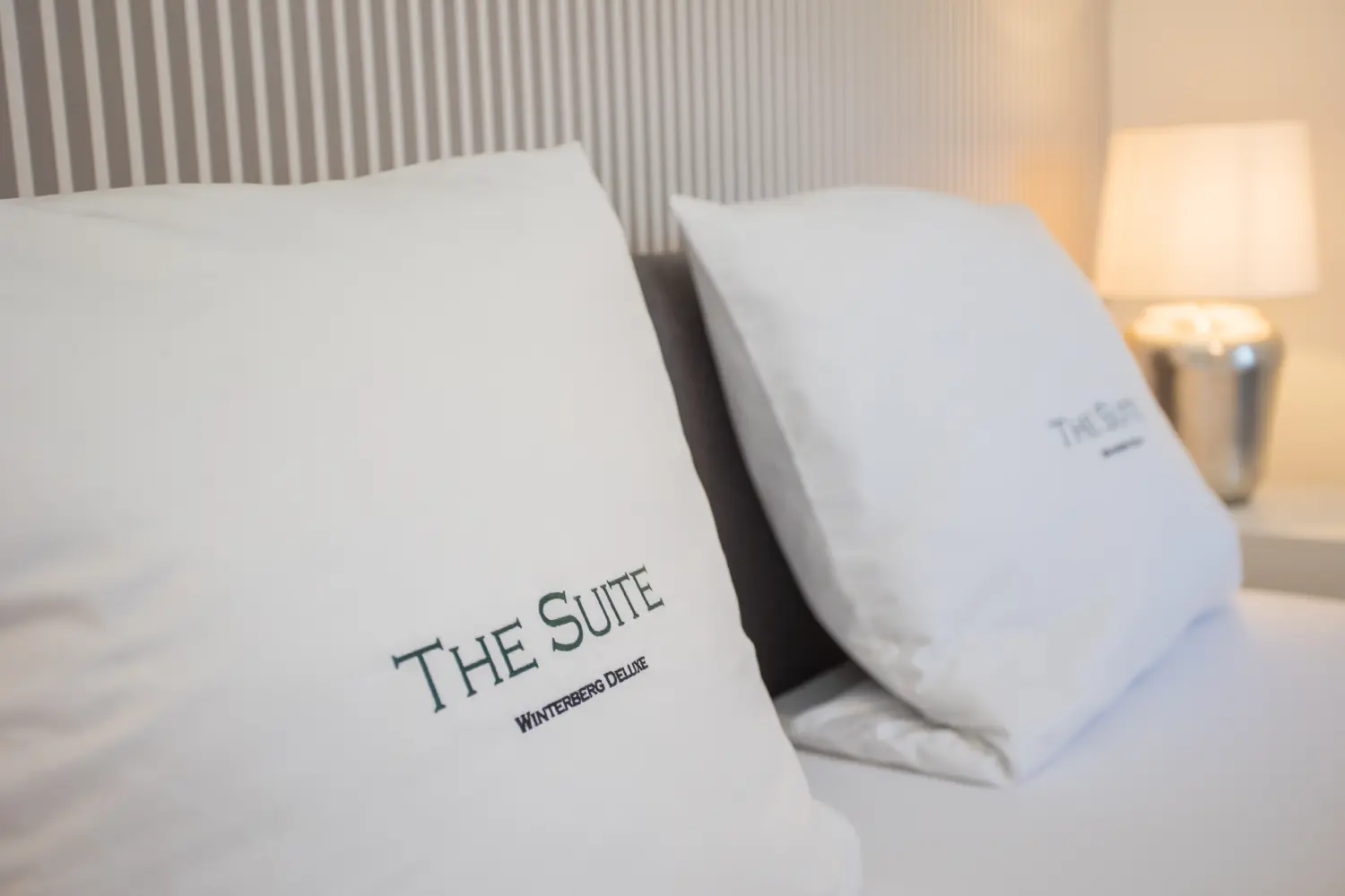 THE SUITE – Winterberg Deluxe, witte kussens op het bed