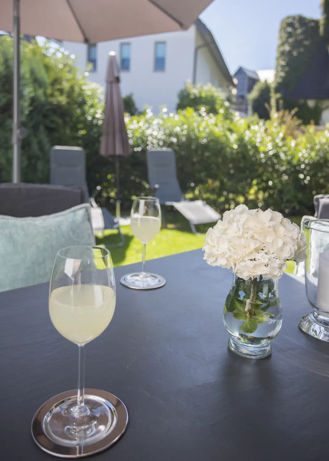 THE SUITE – Winterberg Deluxe, wijn- en witte rozenbloemenvaas op tafel in de tuin